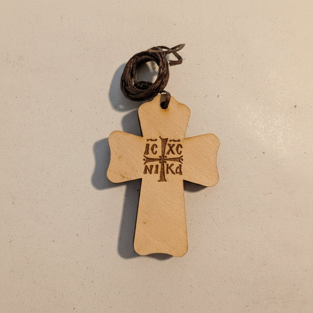 Autokreuz aus Holz – Mit Darstellung von Isus Hristos - svetazvezda