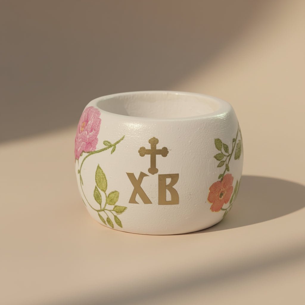 Čuvarkuća – handbemalter Eiersockel aus Holz mit Blumenmotiv (assortiert) - svetazvezda