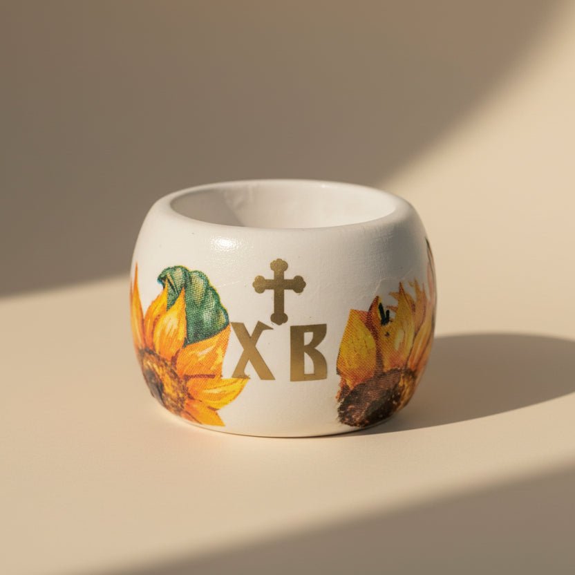 Čuvarkuća – handbemalter Eiersockel aus Holz mit Sonnenblumenmotiv - svetazvezda