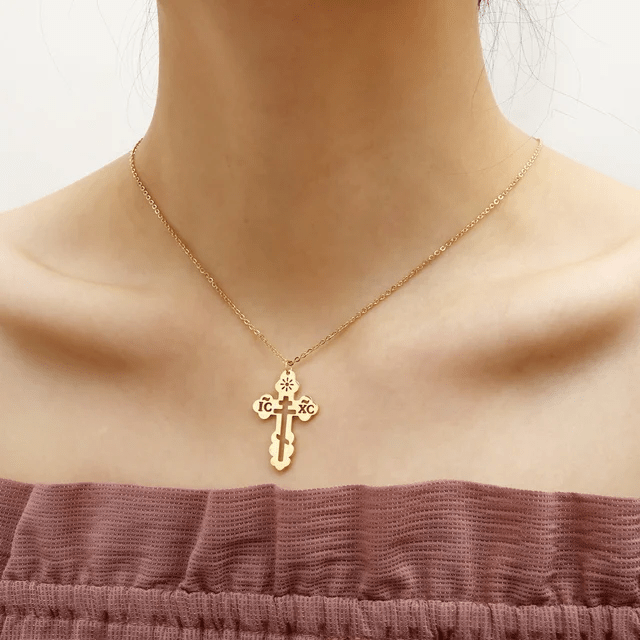 Orthodoxes Kreuz mit filigranem ausgeschnittenem Design und Edelstahlkette - svetazvezda