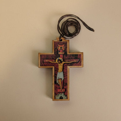 Autokreuz aus Holz – Mit Darstellung von Isus Hristos - svetazvezda