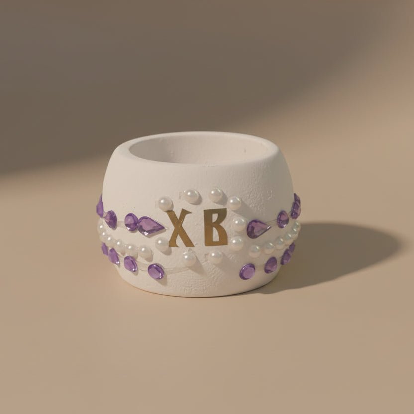 Čuvarkuća – Eiersockel aus Holz mit violetten und weißen Strasssteinen (assortiert) - svetazvezda