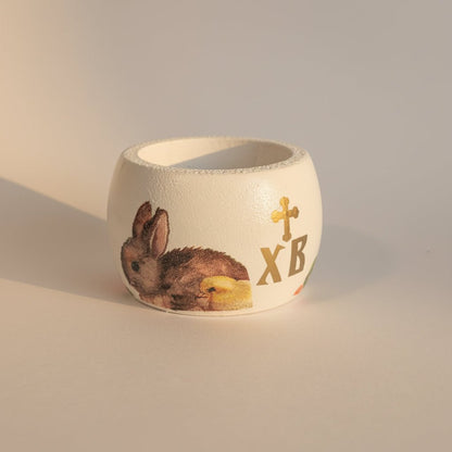 Čuvarkuća – handbemalter Eiersockel aus Holz mit Hasen - und Kükenmotiv - svetazvezda