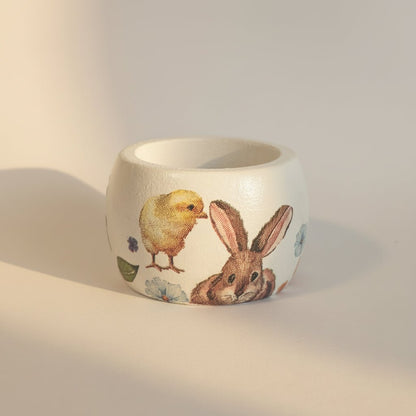 Čuvarkuća – handbemalter Eiersockel aus Holz mit Hasen - und Kükenmotiv - svetazvezda