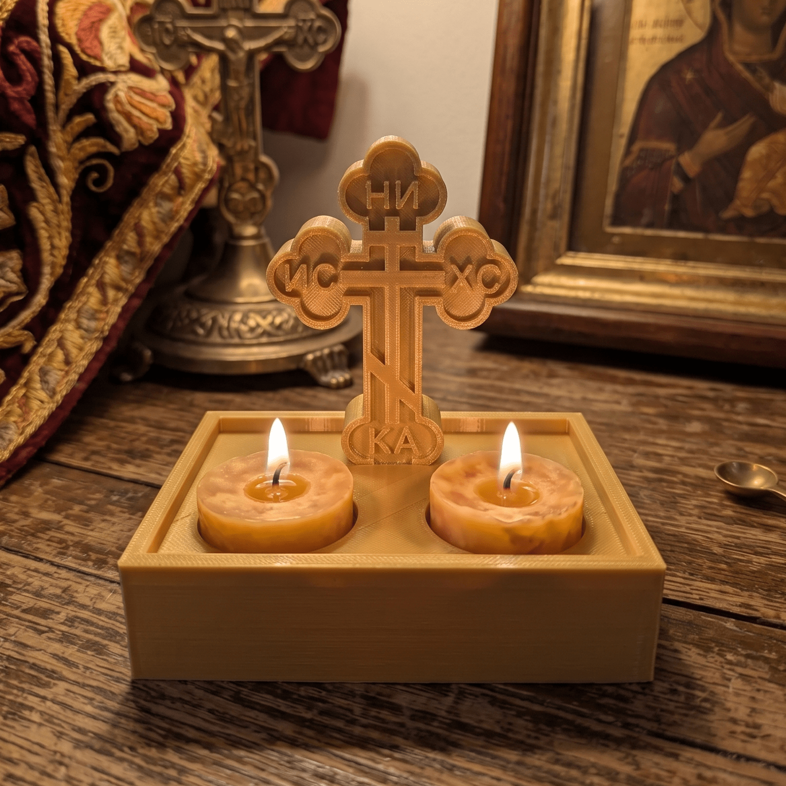 Serbisch-orthodoxer Kerzenhalter mit orthodoxem Kreuz.