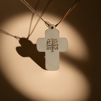 Orthodoxes Holzkreuz mit gekreuzigtem Isus Hristos – Tragbares Glaubenssymbol zum Umhängen - svetazvezda