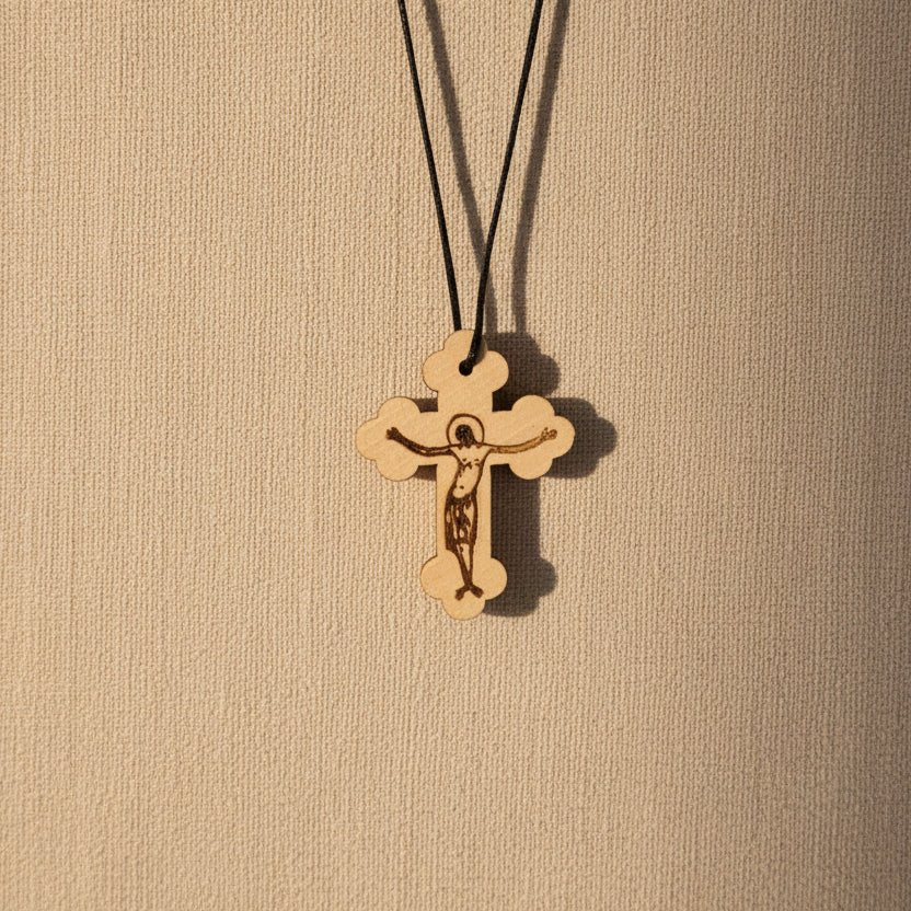 Orthodoxes Holzkreuz mit goldenem Korpus – Symbol des Glaubens und der Tradition - svetazvezda