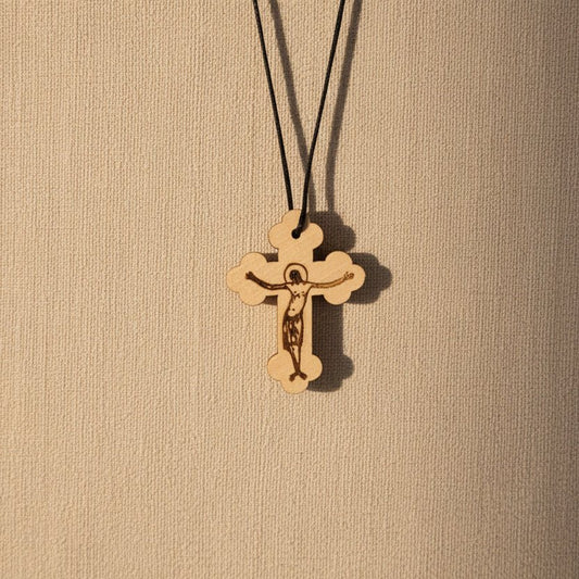 Orthodoxes Holzkreuz mit goldenem Korpus – Symbol des Glaubens und der Tradition - svetazvezda