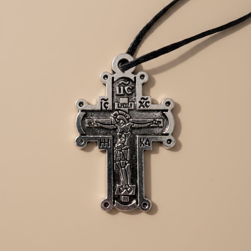 Serbisch-orthodoxes Kreuz aus Edelstahl.