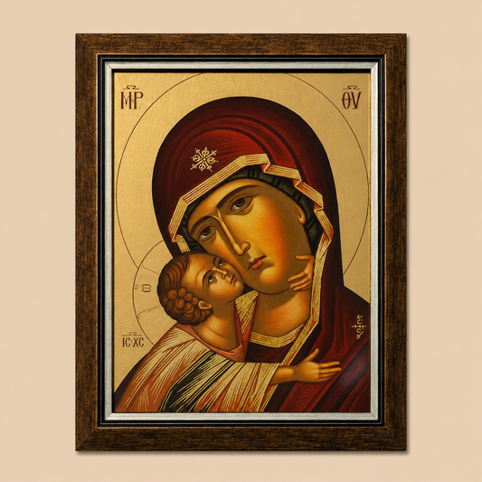 Ikone der Presveta Bogorodica mit dem Jesuskind im dunkelbraunen Holzrahmen mit goldfarbenem Hintergrund, 47 × 34 cm.