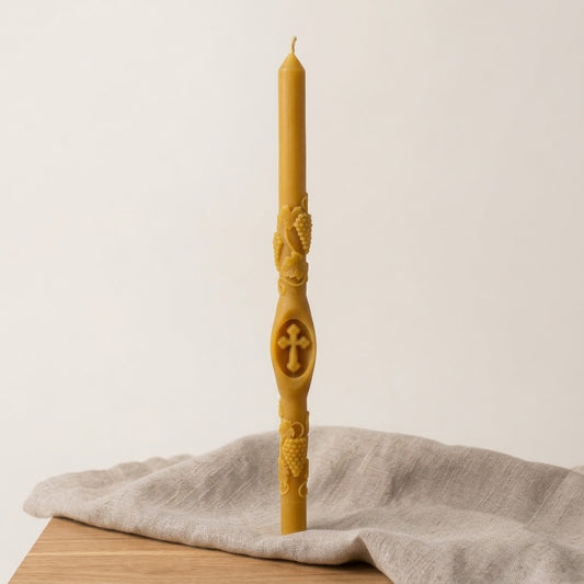 Serbisch-orthodoxe Slava-Kerze mit Kreuz und Weinrebe – Ein Symbol des Glaubens für die Slava-Zeremonie