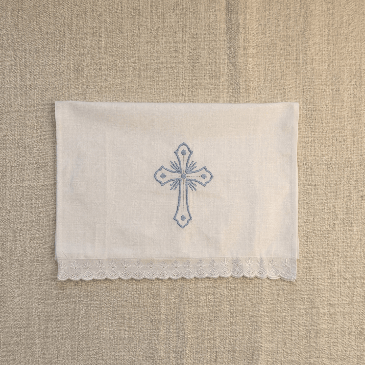 Serbisch-orthodoxes Tauftuch in Blau und Weiß.
