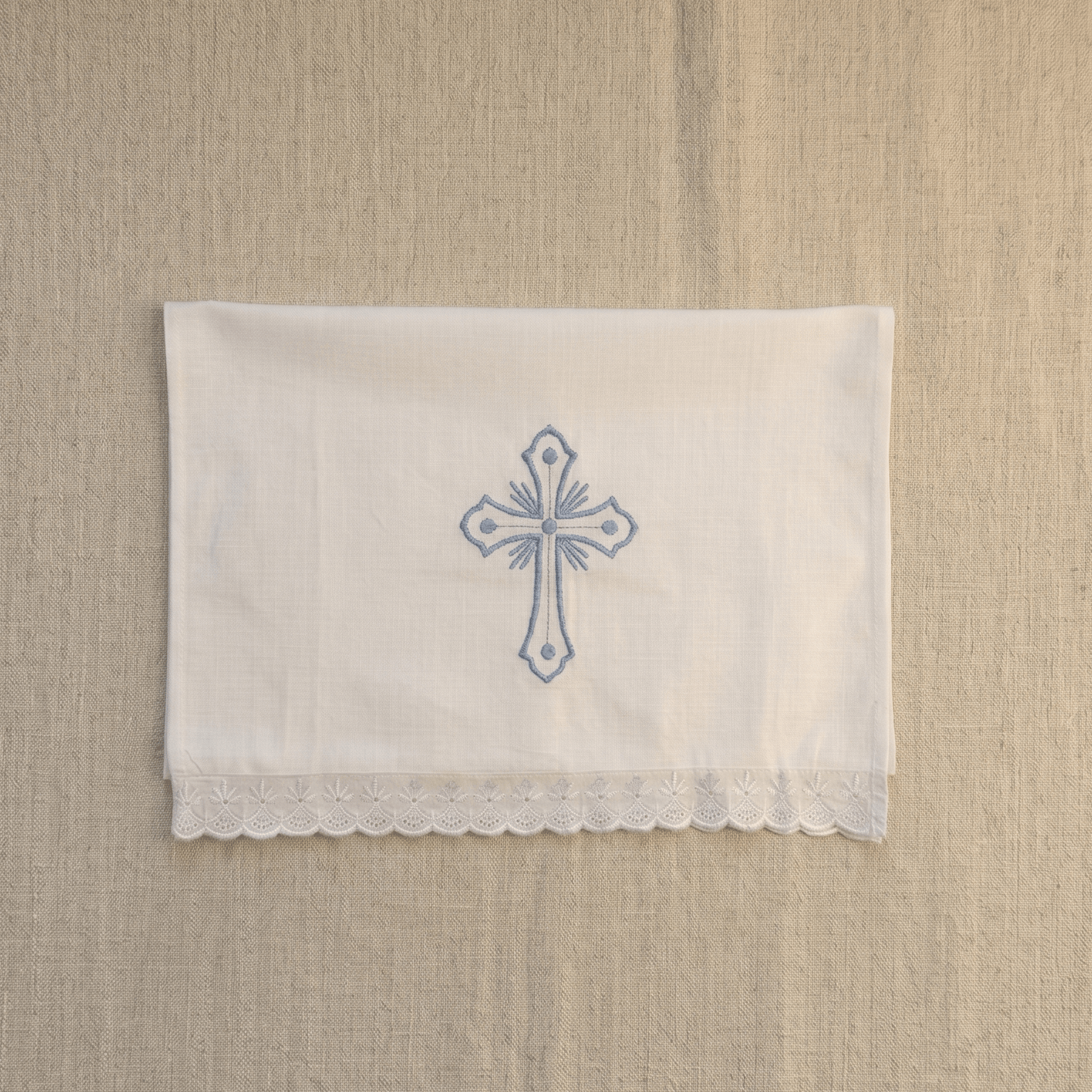 Serbisch-orthodoxes Tauftuch in Blau und Weiß.