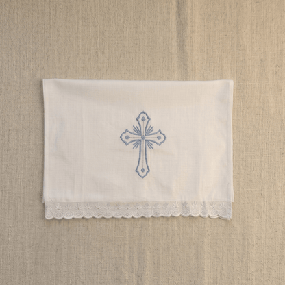 Serbisch-orthodoxes Tauftuch in Blau und Weiß.
