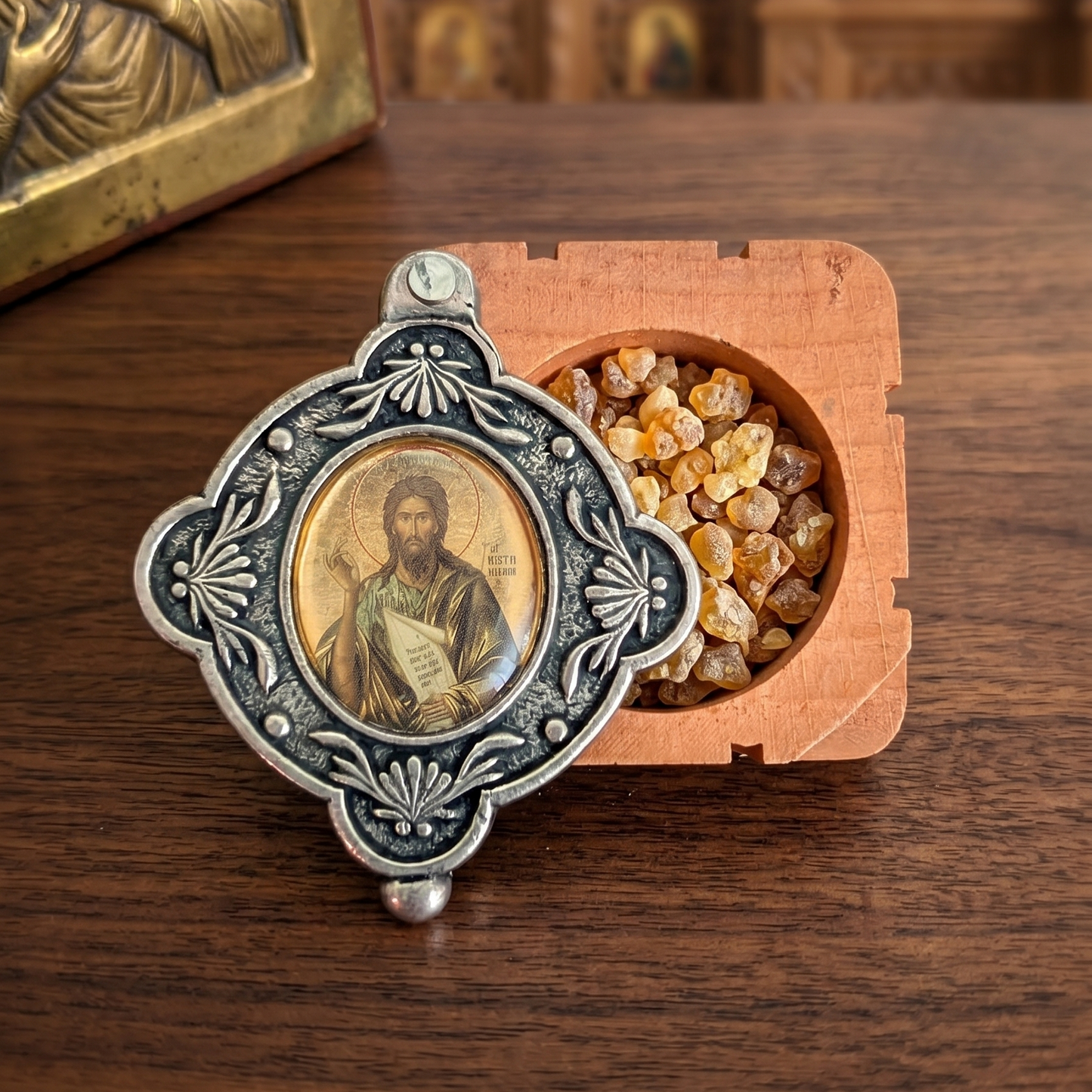 Serbisch-orthodoxer Weihrauchbehälter aus Holz und Metall mit religiösem Heiligenmotiv